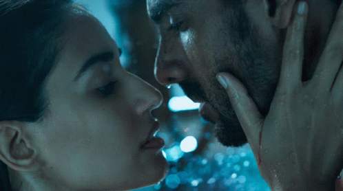 नज़रेंमिलाना Disha Patani GIF