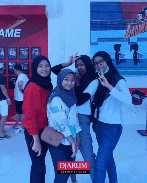 Berpose Mengambil Gambar GIF