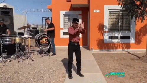Carlitos Bailarin Alegre GIF. This 498 x 280 animated GIF is part of our ian curtis dancing collection. Created by mmigohh. View the original animation…