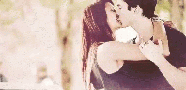 Casal / Coração / Feliz Dia Dos Namorados / Beijo GIF