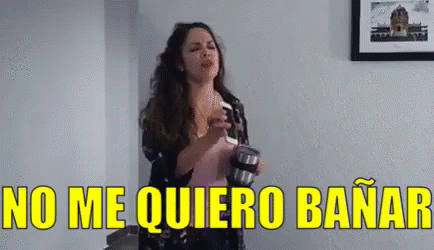Cuando Hace Mucho Frio Y No Te Quieres Bañar GIF