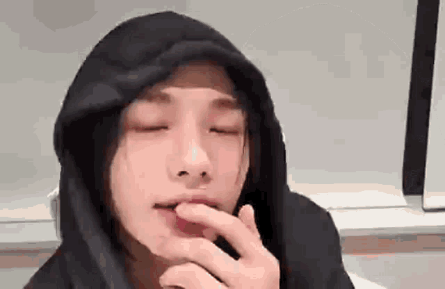 Glossmenu Hyune GIF