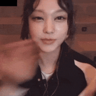Haerin Newjeans GIF