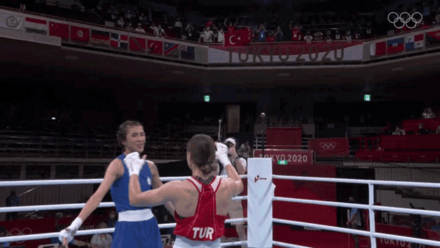 Hug Buse Naz Cakiroglu GIF