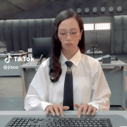 Jisoo Jisoo Computer Earthquake GIF