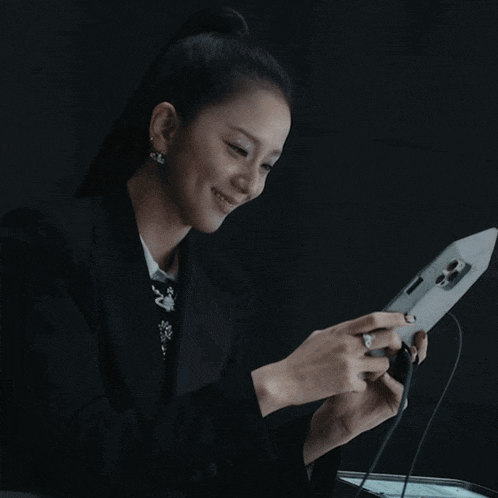 Kim Jisoo Earthquake GIF