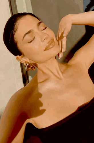 Kylie Kylie Jenner GIF. This 329 x 498 animated GIF is part of our south park caitlyn jenner collection. Related themes include baddie, beautiful, smile…
