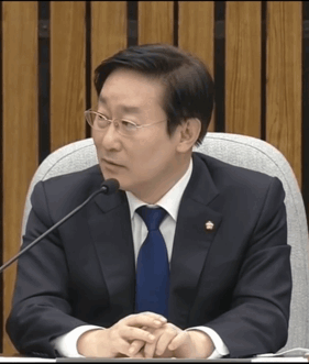 Laughing Gif Asian Guy Pfft GIF