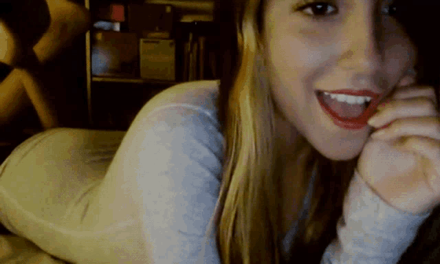 Linda Loira GIF