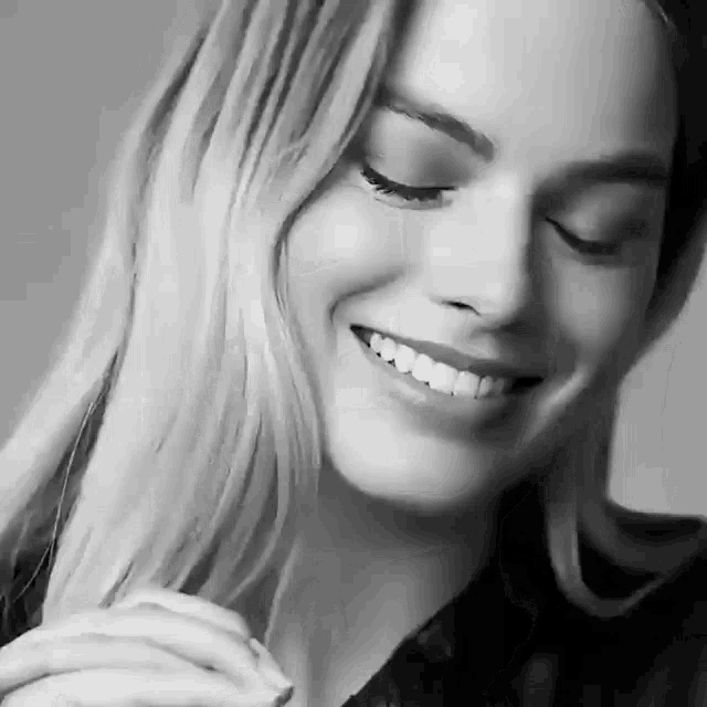 Margot Robbie GIF