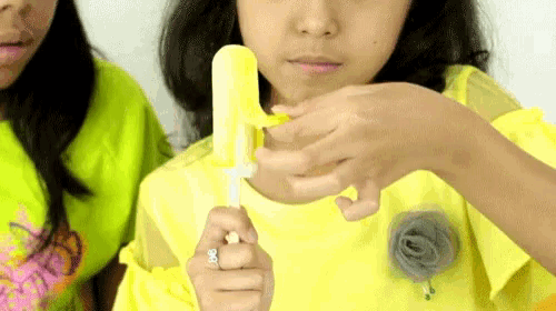 Mengupas Jelly Dari Es Krim Kelihatannya Enak GIF
