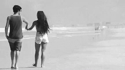 Pareja En La Playa Diciendo Te Amo GIF
