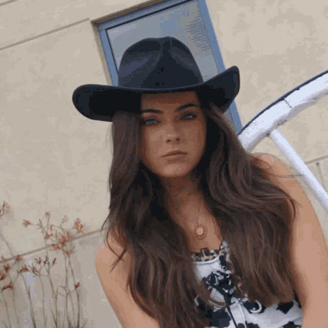 Pose Ava Allan GIF
