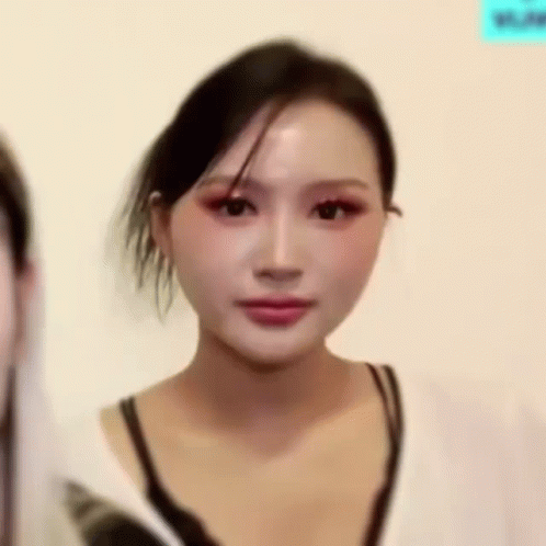 Siyeon Eyebrow Raise GIF