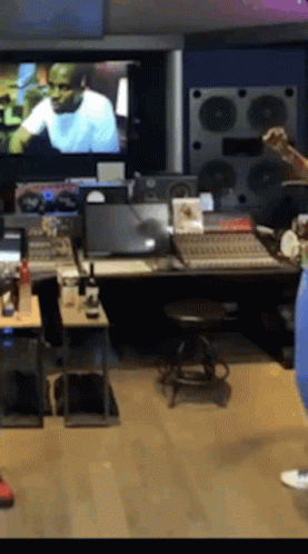 Snoop Dogg Verzus GIF. This 277 x 498 animated GIF is part of our snoop dogg mlg collection. Related themes include dancing. Created by ItsMacB. View the…