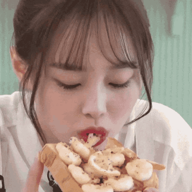 Stellarexia Chuu Eat GIF