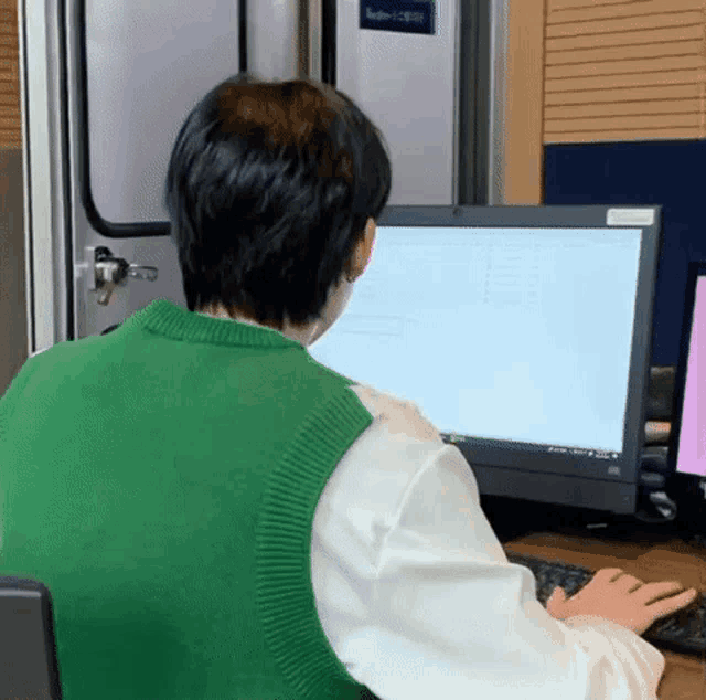 Sunoo Typing Sunoo Meme GIF