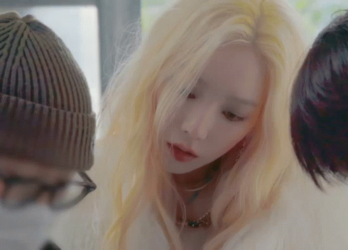Taeyeon Reading Taeyeon GIF