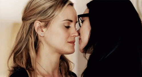 Taylor Schilling Kiss GIF. This 498 x 270 animated GIF is part of our beijo lesbico collection. Related themes include gay, lesbian, love. View the original…