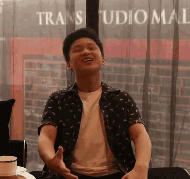 Tertawa Sam GIF