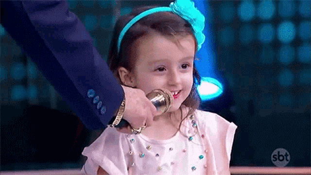 Timida Menininha GIF