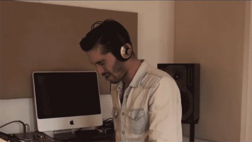 Tocando Musica Taburete GIF