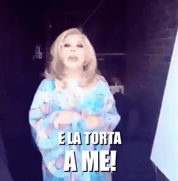 Uomini E Donne Buon Compleanno Tanti Auguri A Te Canzone E La Torta A Me Auguri Compleanno GIF