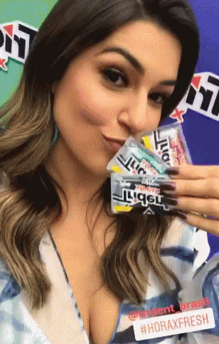 Vivian Amorim Kisses GIF