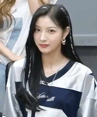 Yeju Ichillin' GIF