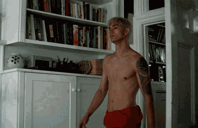 Archie Renaux Mal GIF