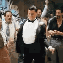 Baile El Lobo De Wall Street GIF