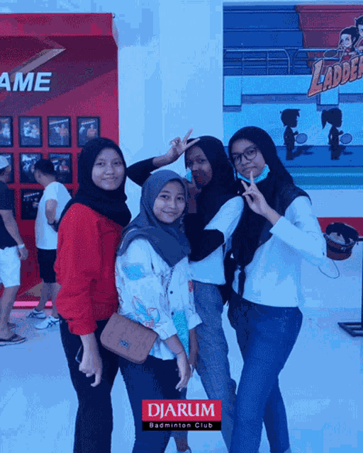 Berpose Mengambil Gambar GIF