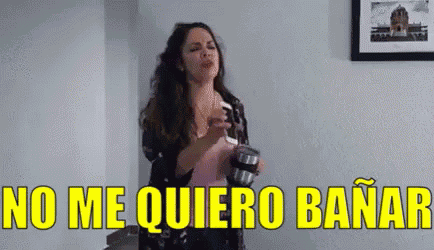Cuando Hace Mucho Frio Y No Te Quieres Bañar GIF