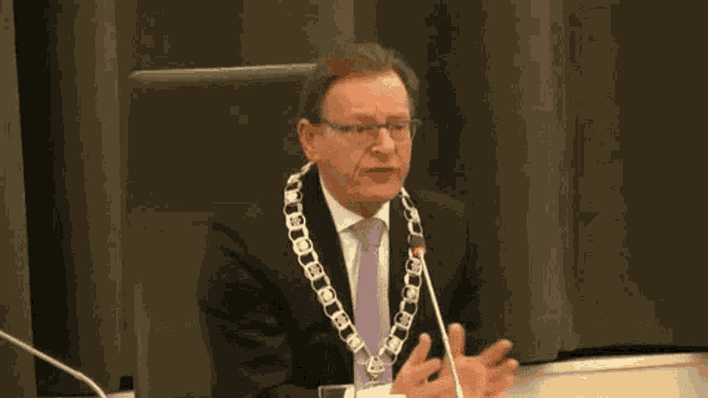 Dat Kan Niet Speaking GIF