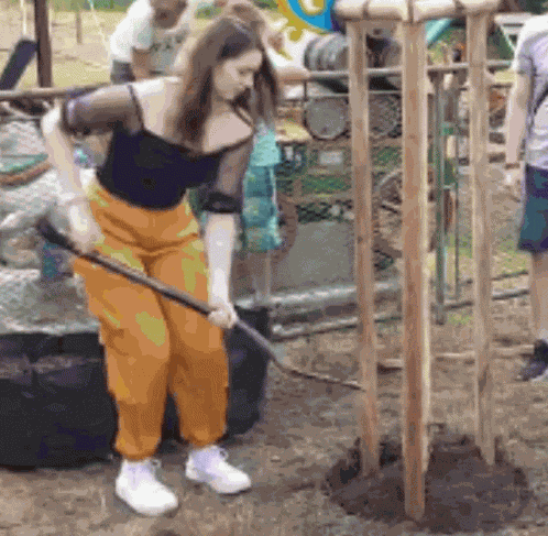Dominika Hašková Shovel GIF