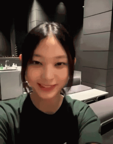 Haerin Newjeans GIF