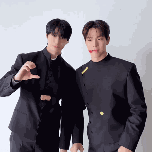 Heart Hands Shownu GIF
