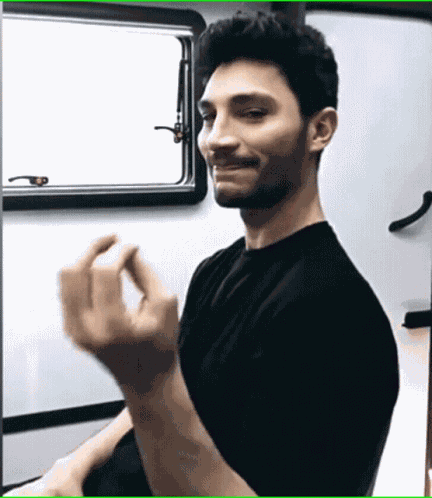 İlhanşen Capisce GIF