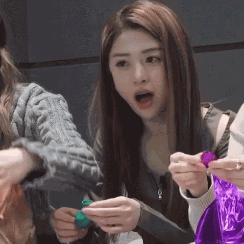 Jaw Open Lesserafim GIF