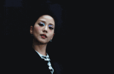 Jisoo Earthquake Amortage GIF