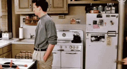 Joey Le Da Un Abrazo A Chandler Porque Le Quiere GIF
