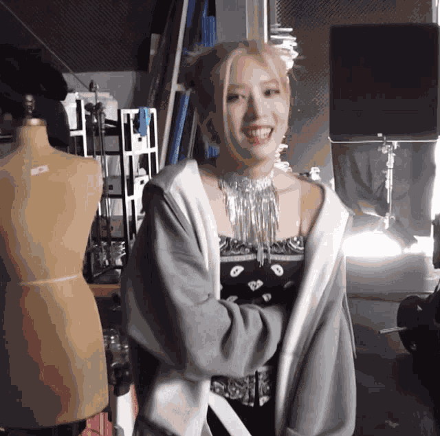 Kim Lip Loona GIF