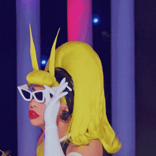 Looking Around Eva Le Queen GIF