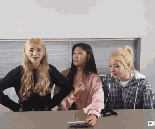 Loona Artms GIF