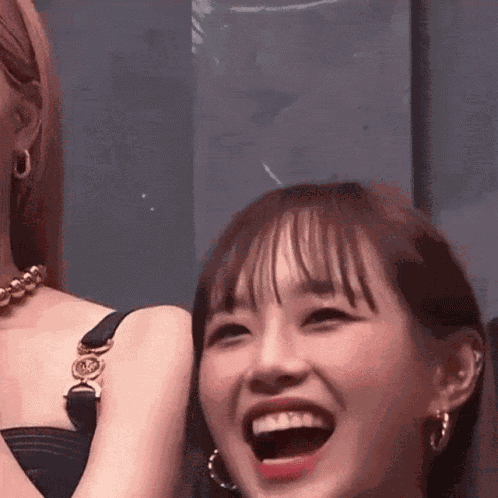 Loona Chuu First She Laughed Then She Laughent Quick Fast Facial Expression Change Laughing Laugh Then Serious Poker Face GIF