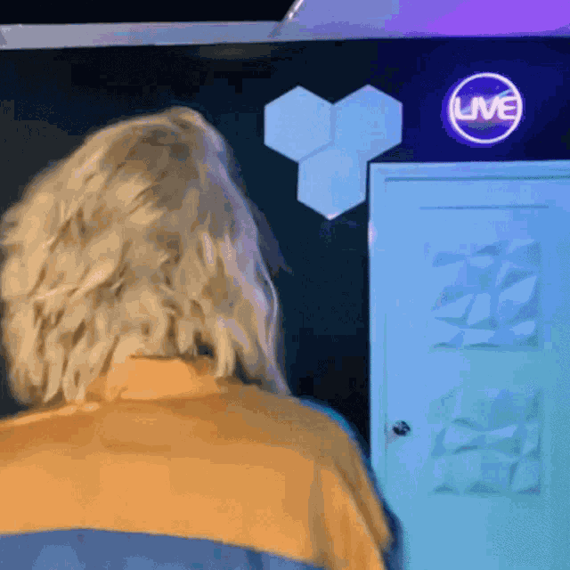 Maggie Robertson Maggiethebard GIF