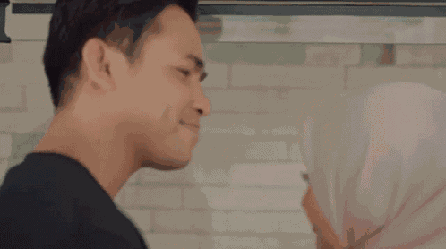 Mencium Kening Fildan GIF