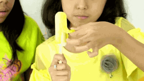 Mengupas Jelly Dari Es Krim Kelihatannya Enak GIF