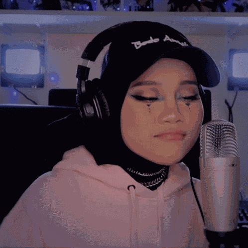 Menikmati Musik Ayuenstar GIF