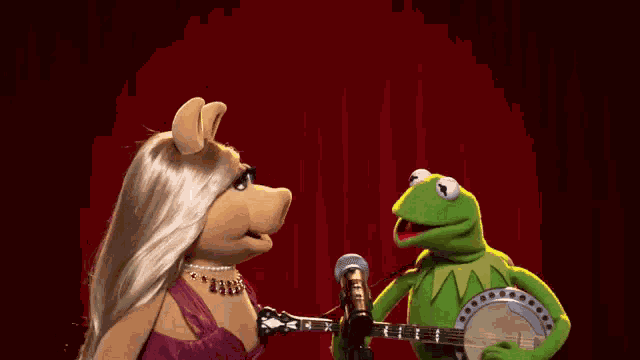 Miss Piggy Sing GIF